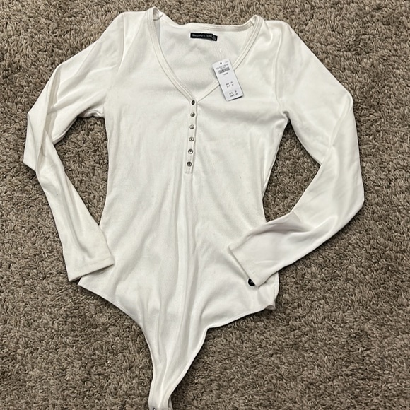 3 BRAND NEW ABERCROMBIE BODYSUITS 🤍🤍🤍 - Picture 2 of 12